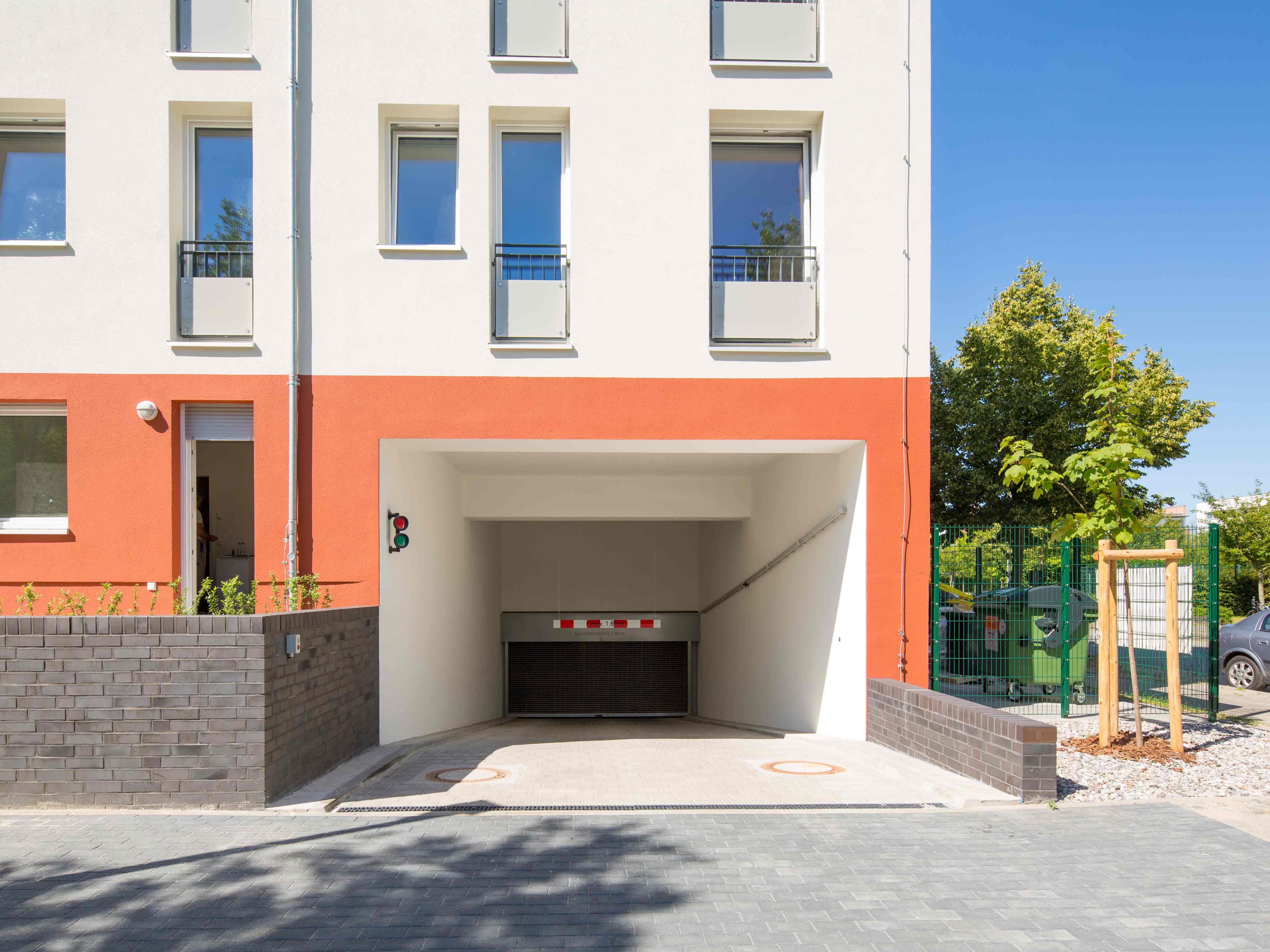 Außenansicht degewo-Neubau Elly-Heuss-Knapp-Straße 40: Einfahrt Tiefgarage.