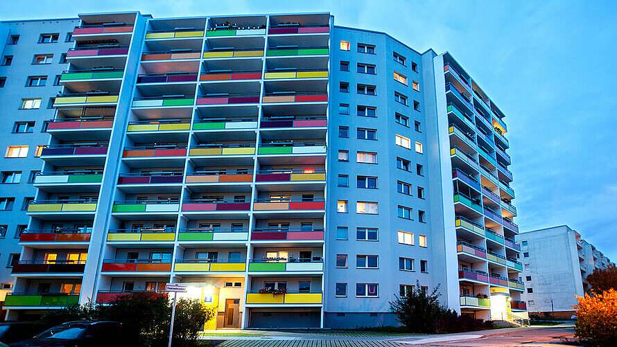 Blick auf ein Wohnhaus mit bunten Balkonen