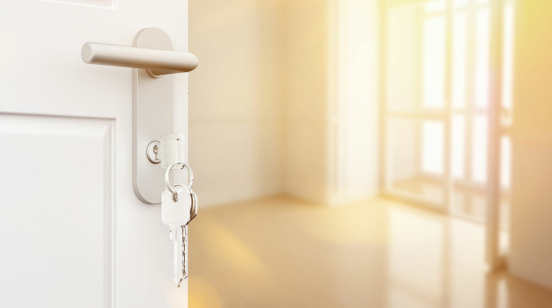 Geöffnete Wohnungstür mit Schlüssel im Schloss und Blick in die leere Wohnung.