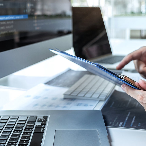 Hände eines IT Managers bei der Arbeit am PC