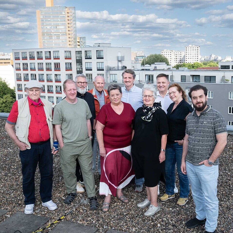 Eine Gruppenaufnahme des degewo Mieterrates auf dem Dach der degewo-Zentrale nahe Potsdamer Platz.