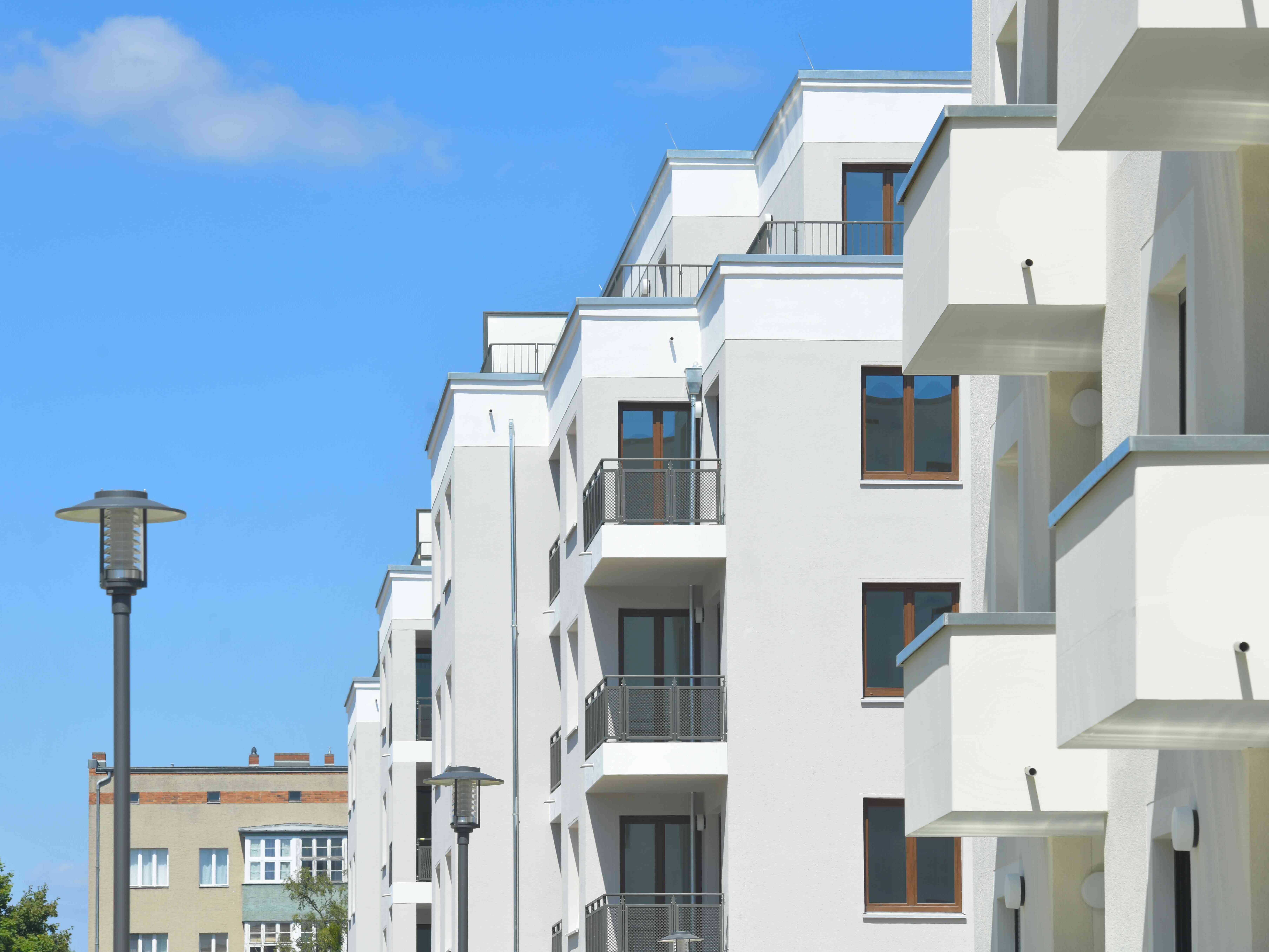 Außenansicht degewo-Ankauf Pepitahöfe: Fassaden mit Balkonen.