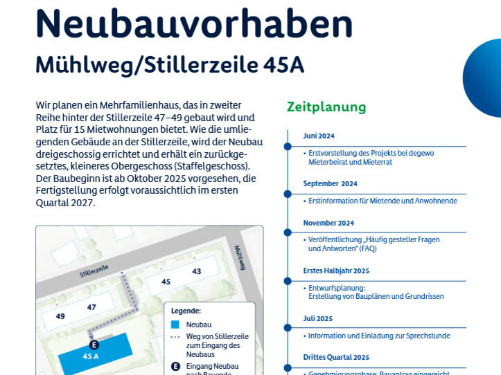 Infoplakat von degewo zum Neubauvorhaben Mühlweg/Stillerzeile 45A. Vorgestellt werden ein Mehrfamilienhaus mit 15 Wohnungen sowie die geplante Zeitplanung von 2024 bis zur Fertigstellung im ersten Quartal 2027. Eine Lagekarte zeigt die Einordnung des Neubaus hinter der bestehenden Bebauung an der Stillerzeile.