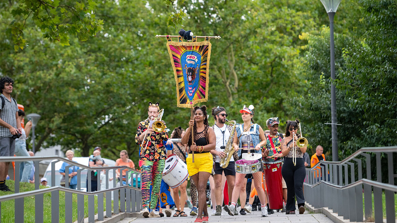 Marzahner Minikarneval mit den "Funken" vom Karneval der Kulturen