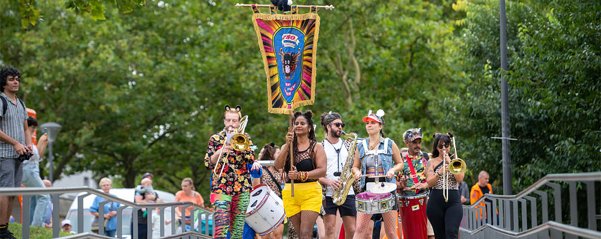 Marzahner Minikarneval mit den "Funken" vom Karneval der Kulturen