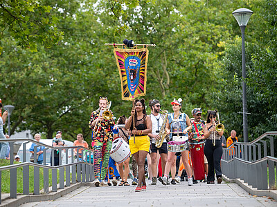 Marzahner Minikarneval mit den "Funken" vom Karneval der Kulturen