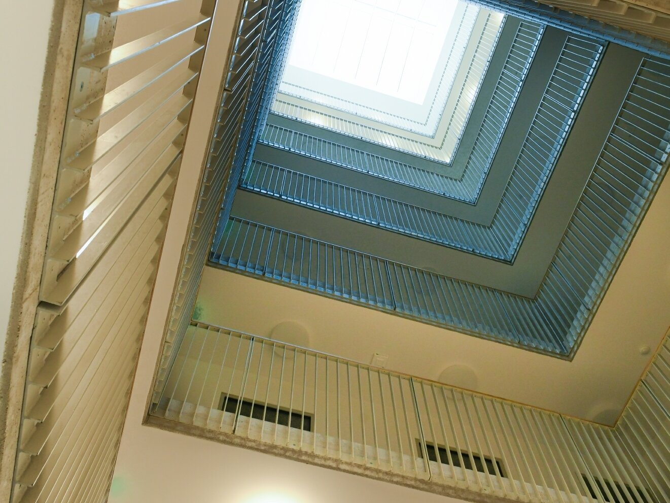 Innenansicht degewo-Neubau Theodor-Loos-Weg 31 bis 35: Blick von unten ins Treppenhaus.