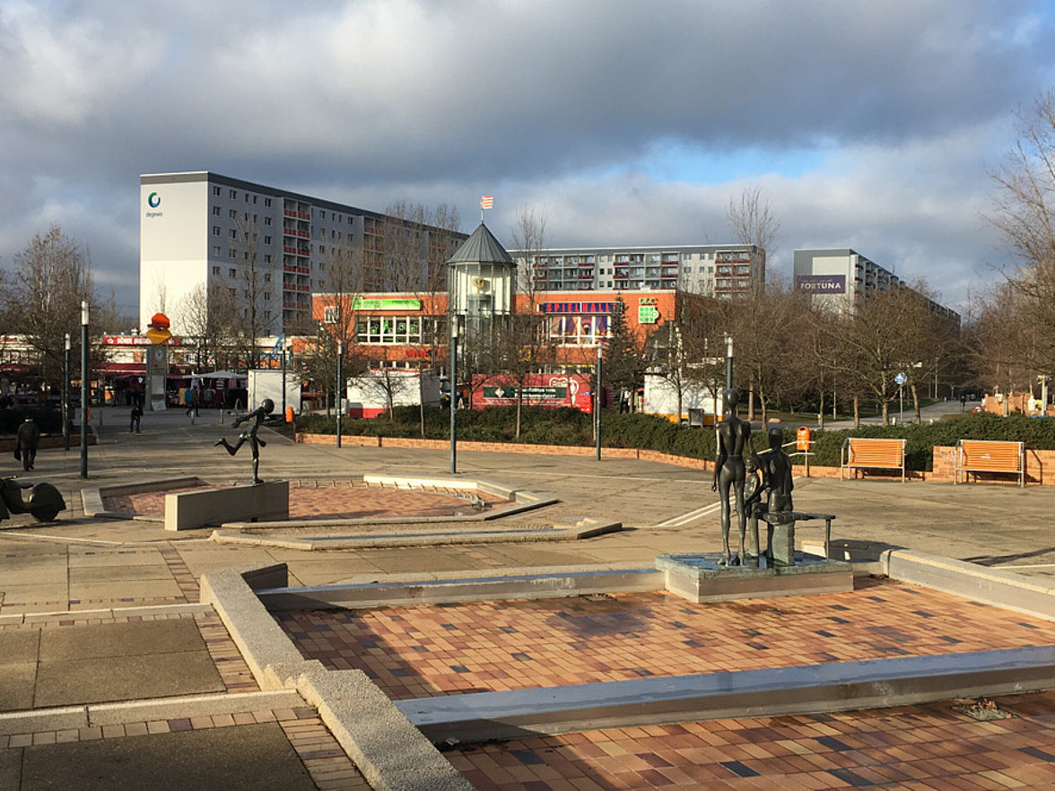 Blick auf einen Platz zwischen Wohnhäusern