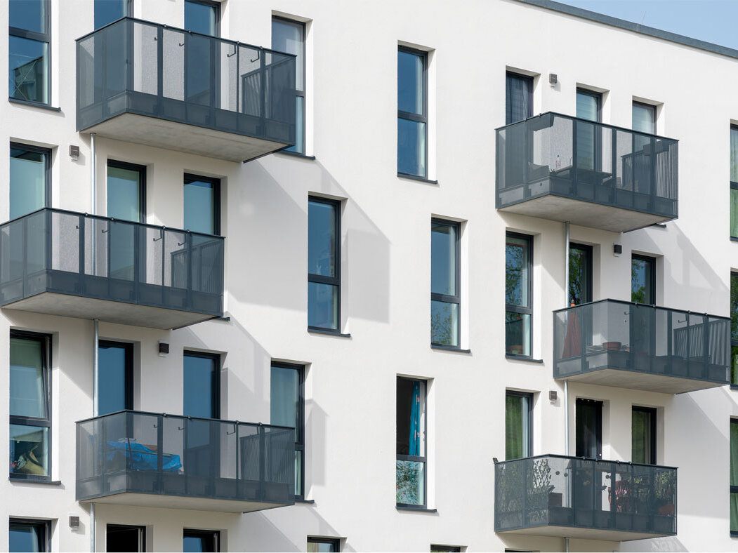 Außenansicht degewo-Neubau Kietzer Feld Zur Nachtheide 94: Fassade mit Balkonen.