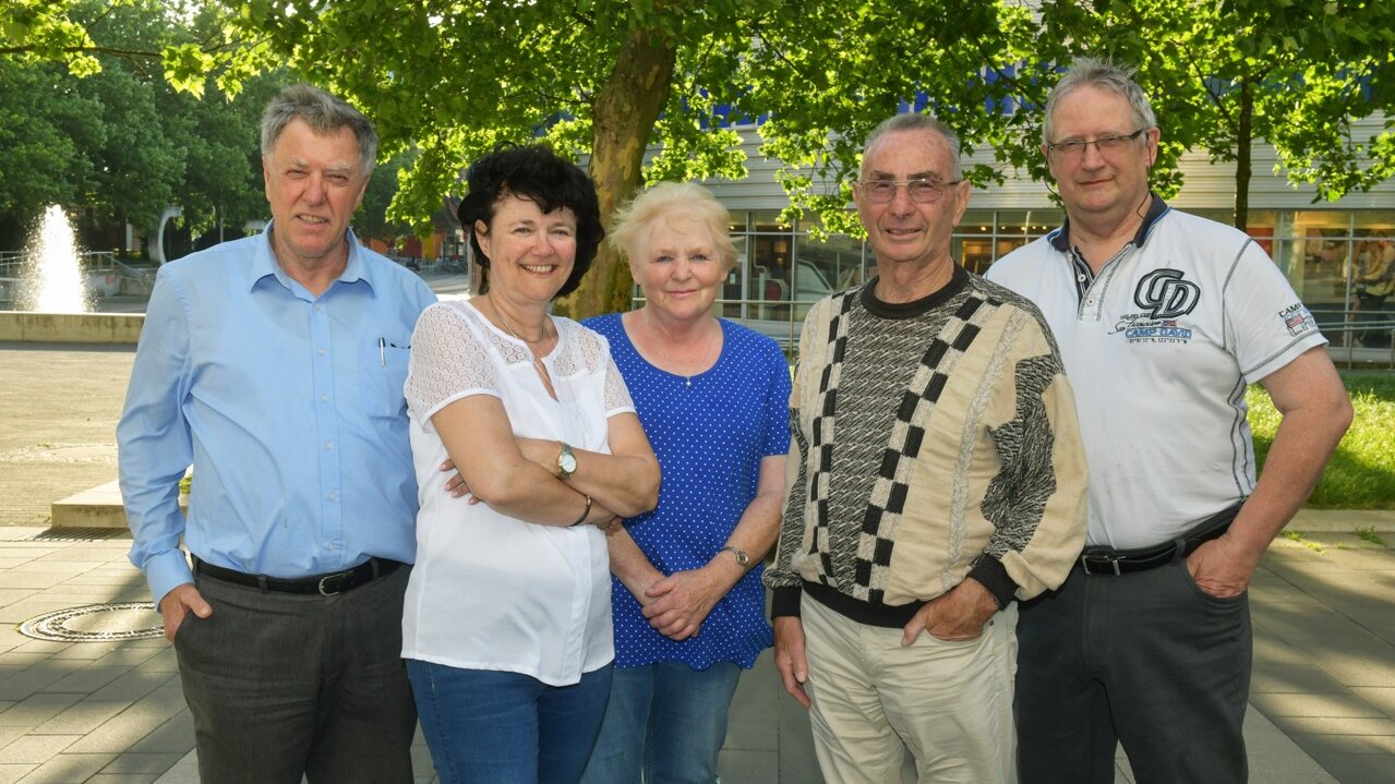 Gruppenaufnahme des Mieterbeirates Franz Stenzer Straße / Märkische Allee. Zwei Frauen und drei Männer stehen im Freien und lachen in die Kamera.