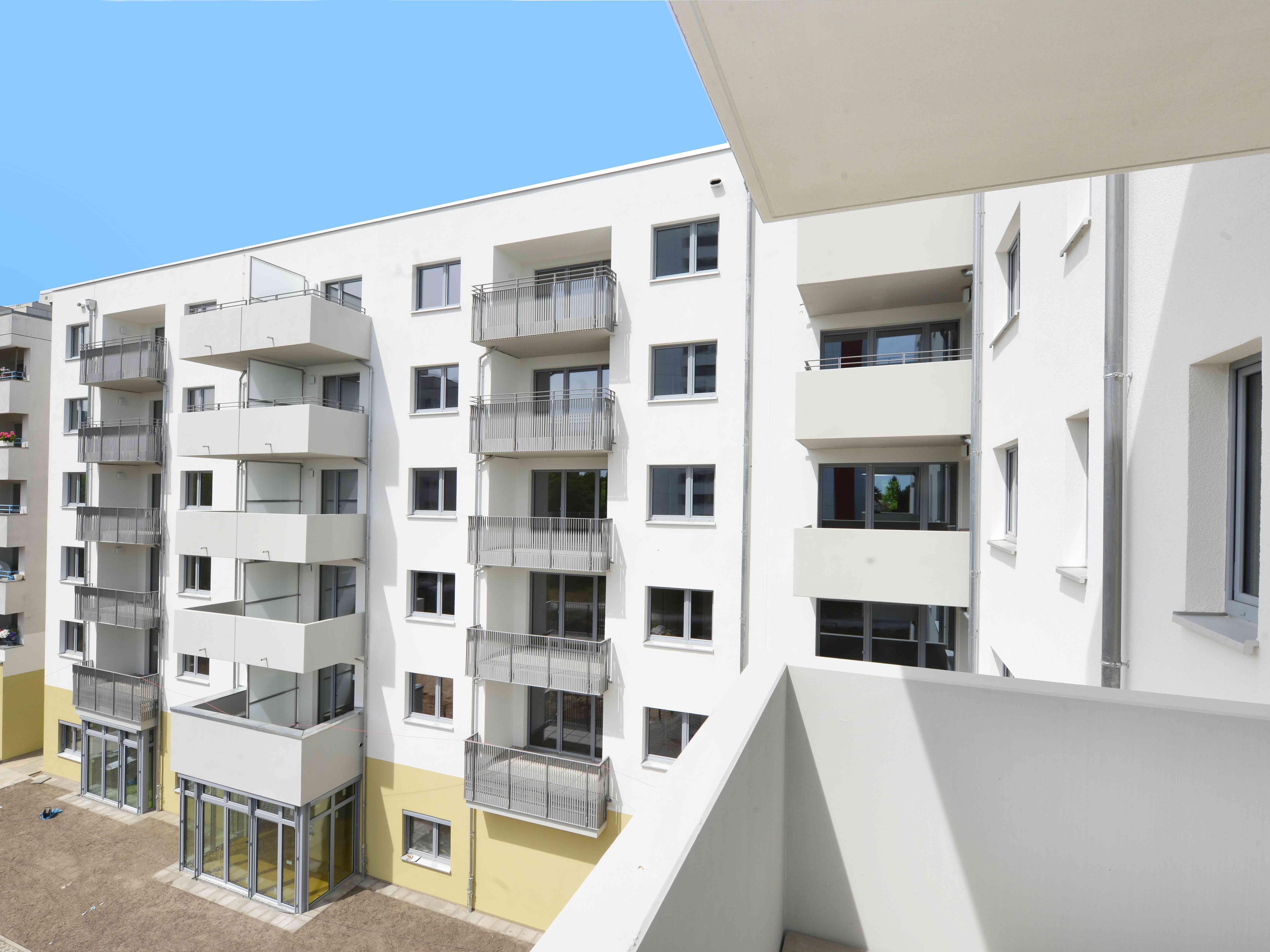 Außenansicht degewo-Neubau Agnes-Straub-Weg 22: Blick von einem Balkon.