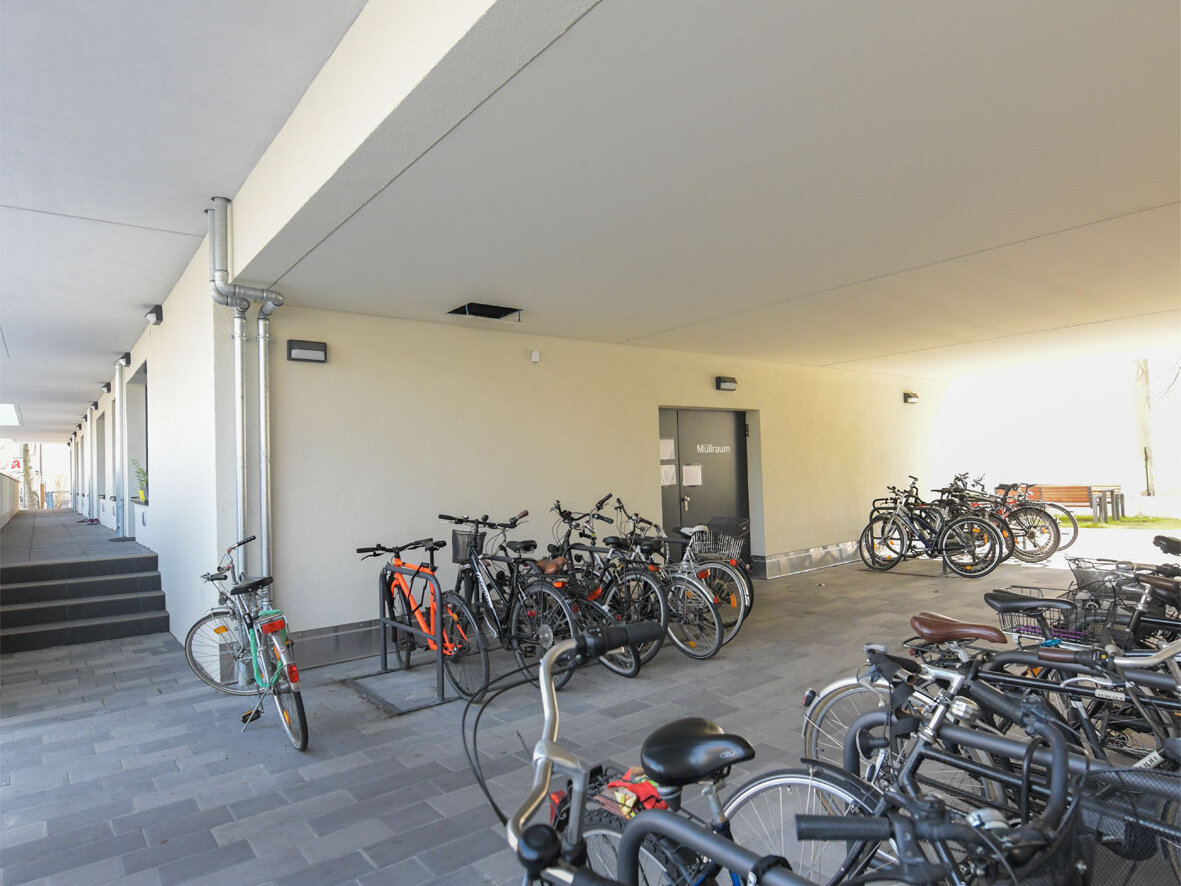 Außenansicht degewo-Neubau Steglitzer Damm 60: Fahrradständer unter Dach.