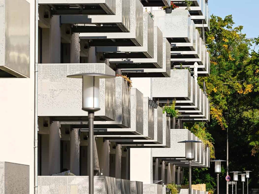 Außenansicht degewo-Neubau Malteserstraße 60: Fassade mit Balkonen.