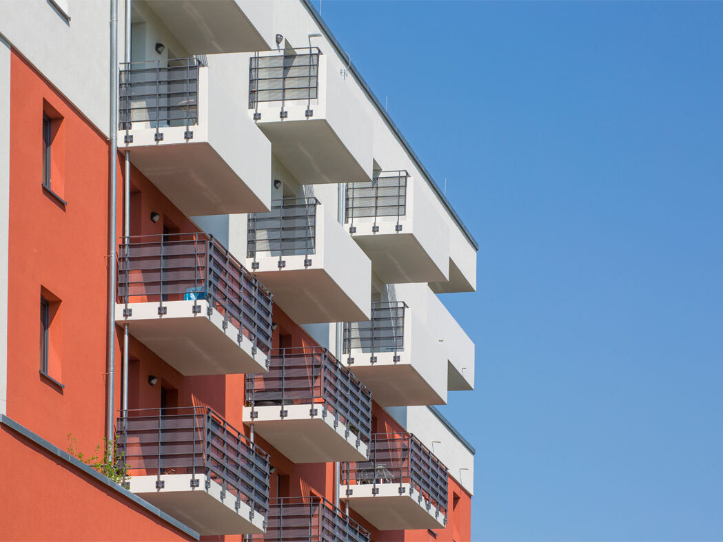 Straßenansicht degewo-Neubau Käthe-Dorsch-Ring 23: Fassade mit Balkonen.