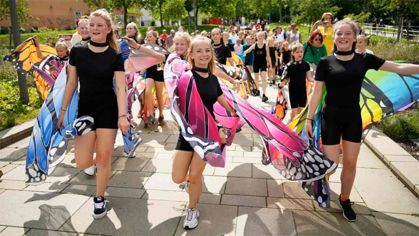 Kinder mit Schmetterlingskostüm beim Tag der offenen Promenade