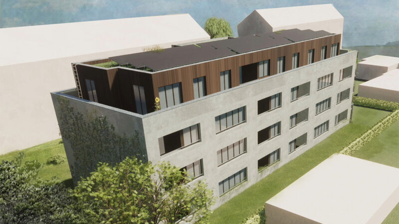 Architekturvisualisierung des geplanten degewo-Neubaus am Mühlweg 45A in Berlin. Das dreigeschossige Mehrfamilienhaus mit zurückgesetztem Staffelgeschoss zeigt eine helle Fassade und eine Holzverkleidung im oberen Geschoss. Auf dem Dach sind Solarmodule vorgesehen, angrenzend befinden sich Grünflächen und Bestandsgebäude – die Darstellung veranschaulicht die Einfügung des Neubaus in die bestehende Wohnbebauung.