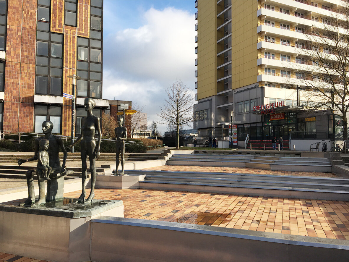 Ein Platz mit Skulpturen und Stufen