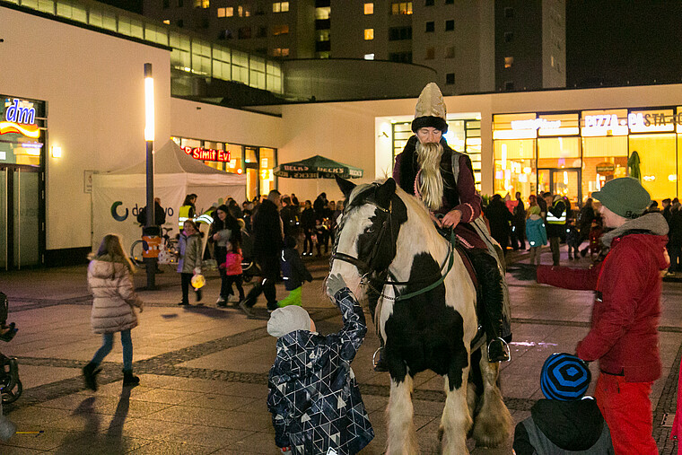 Reiter mit Pferd zum Sankt-Martins-Umzug Wutzky