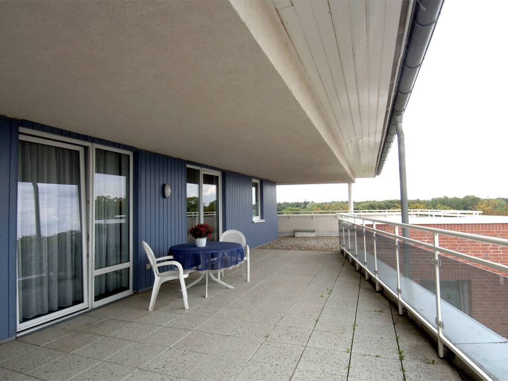 Große Terrasse mit Steinplatten