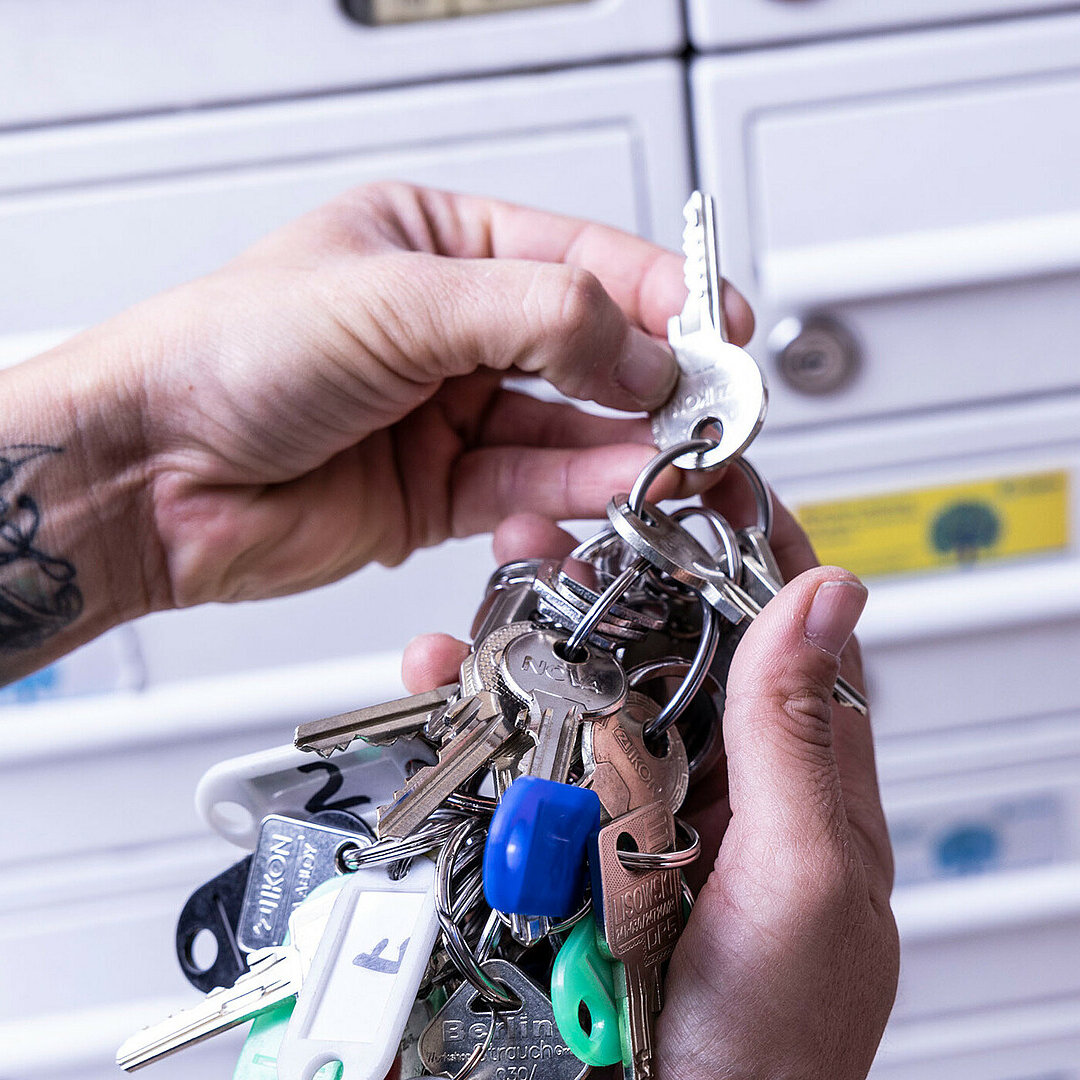 Hände mit Schlüsselbund und vielen Schlüsseln