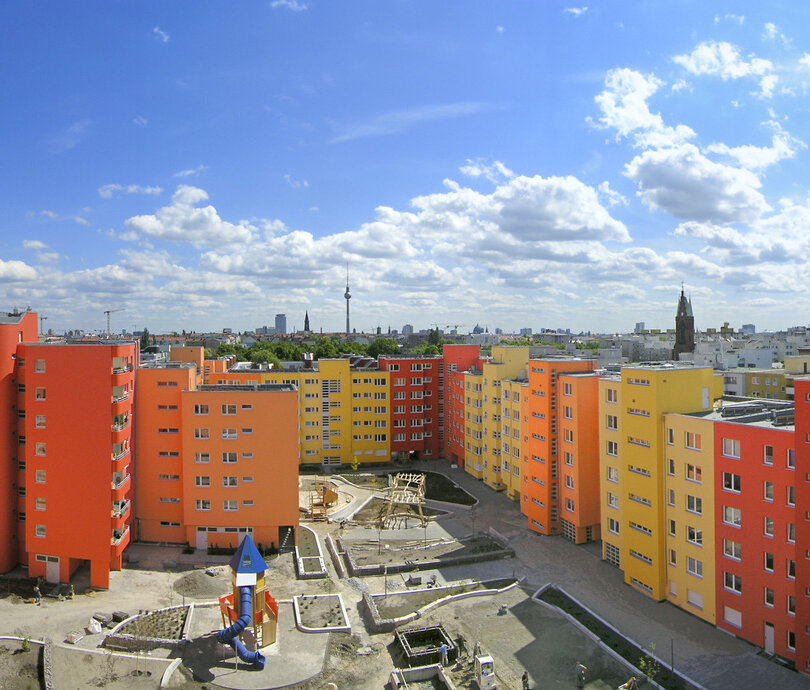 Panoramaaufnahme farbenfroher degewo-Häuser im Brunnenviertel