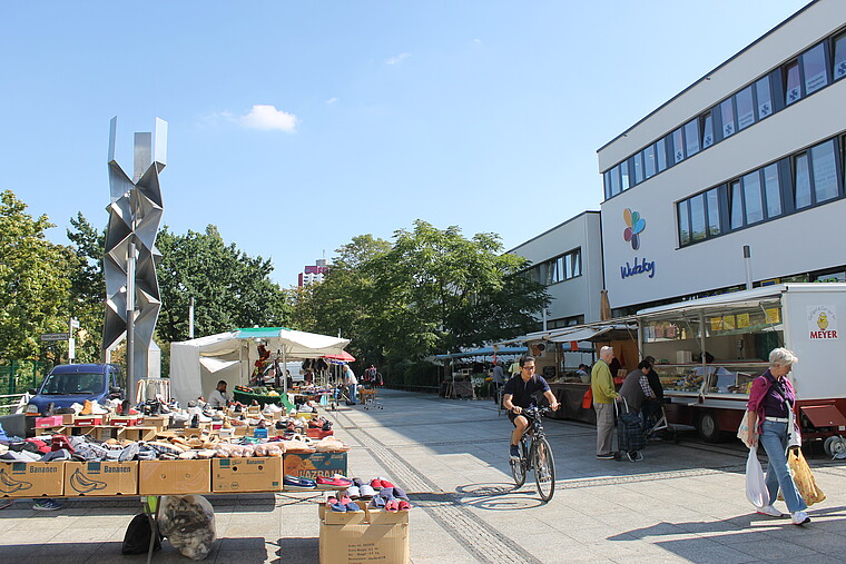 Wochenmarkt auf dem Rotraut-Richter-Platz am Wutzky