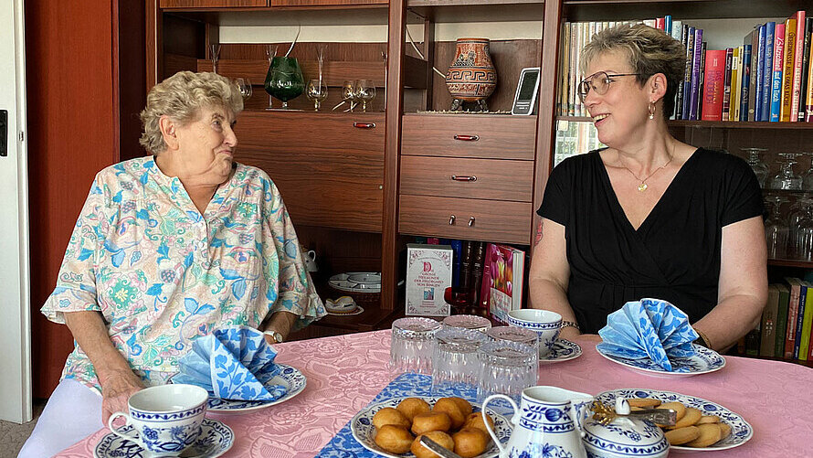 Eine Mitarbeiterin von SOPHIA unterhält sich mit einem älteren Frau.