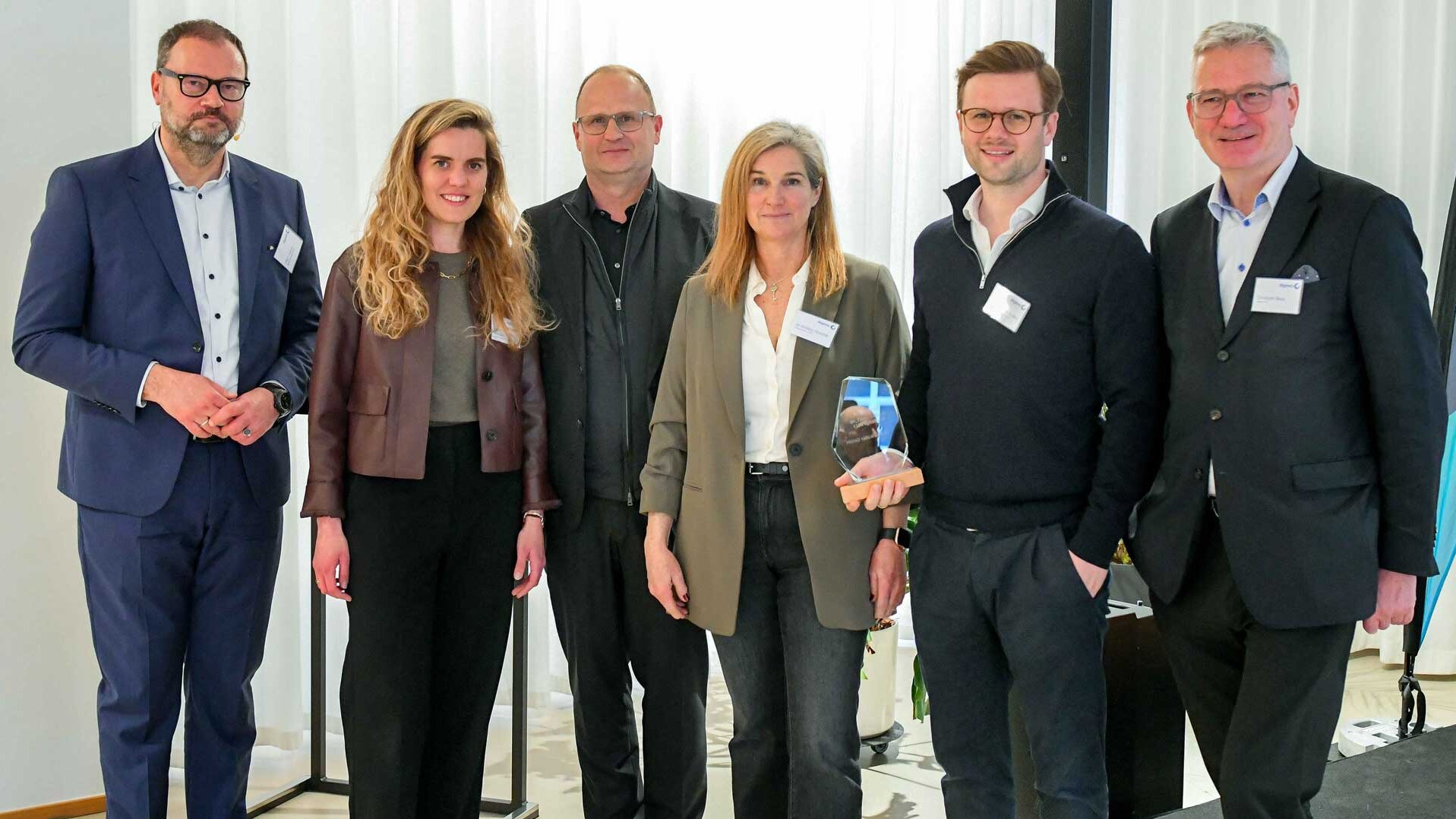 Gruppenaufnahme degewo Vorstand, netzwerk und der Gewinner Chargemaker