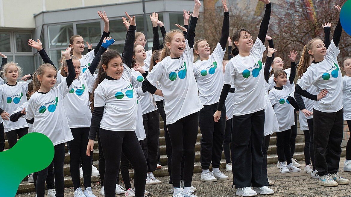 Kinder tanzen gemeinsam auf einer Treppe