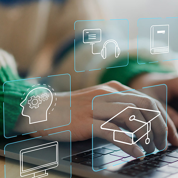 Hände einer Studentin bei der Arbeit am Laptop