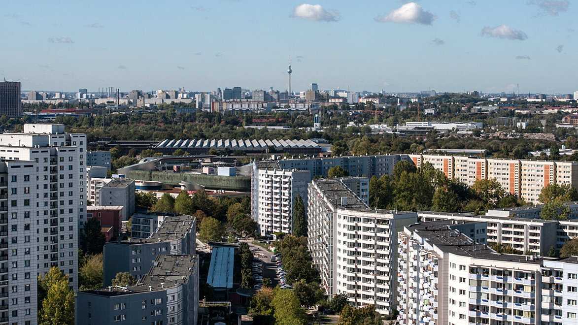 Luftbild von der Karl-Holtz-Straße mit vielen weißen Hochhäusern