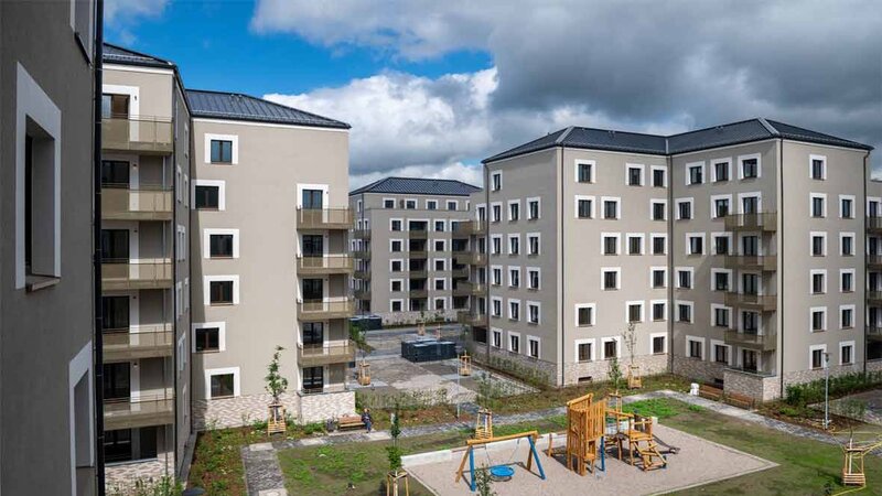 Außenansicht degewo-Neubau Falkenstraße Adlerstraße: Hofseite mit Spielplatz von oben.