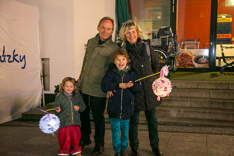 Familie beim Laternenumzug Wutzky