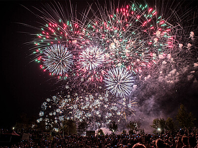 Buntes Feuerwerk beim degewo-Mieterfest in den Gärten der Welt