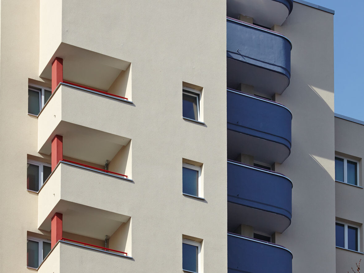 Außenansicht degewo-Ankauf Waldsassener Straße 11 und 16 bis 22 Lichtenfelder Ring 81 bis 89: Fassade mit Bakonen.