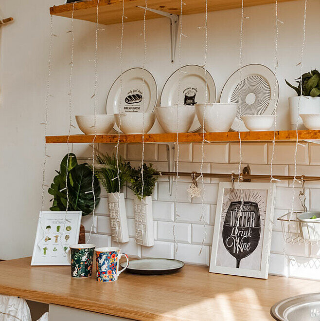 Küchenzeile und Küchenregal mit Pflanzen und Dekoration