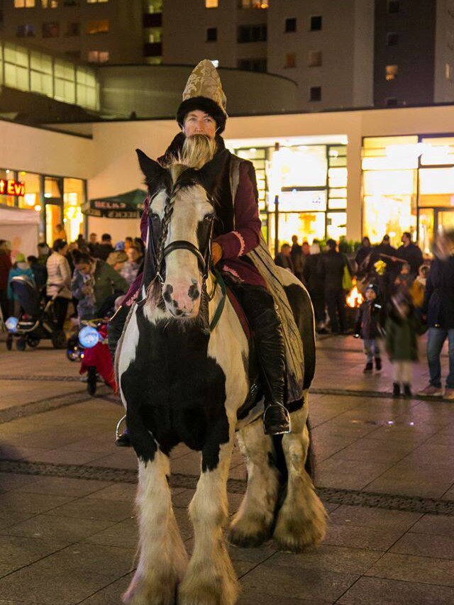 Ein Pferd mit Reiter im Kostüm