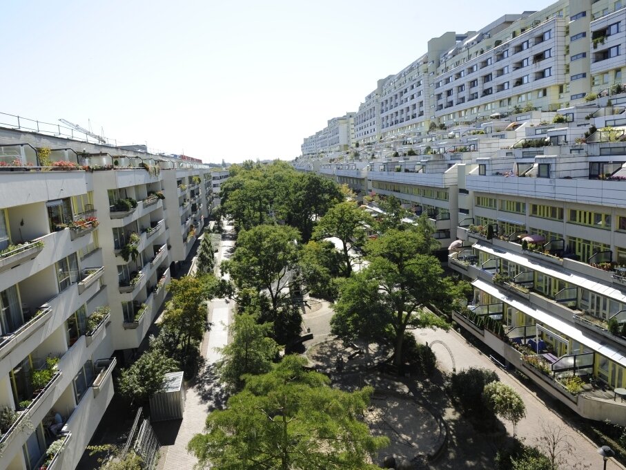 Blick von oben auf eine lange Passage mit vielen Bäumen 