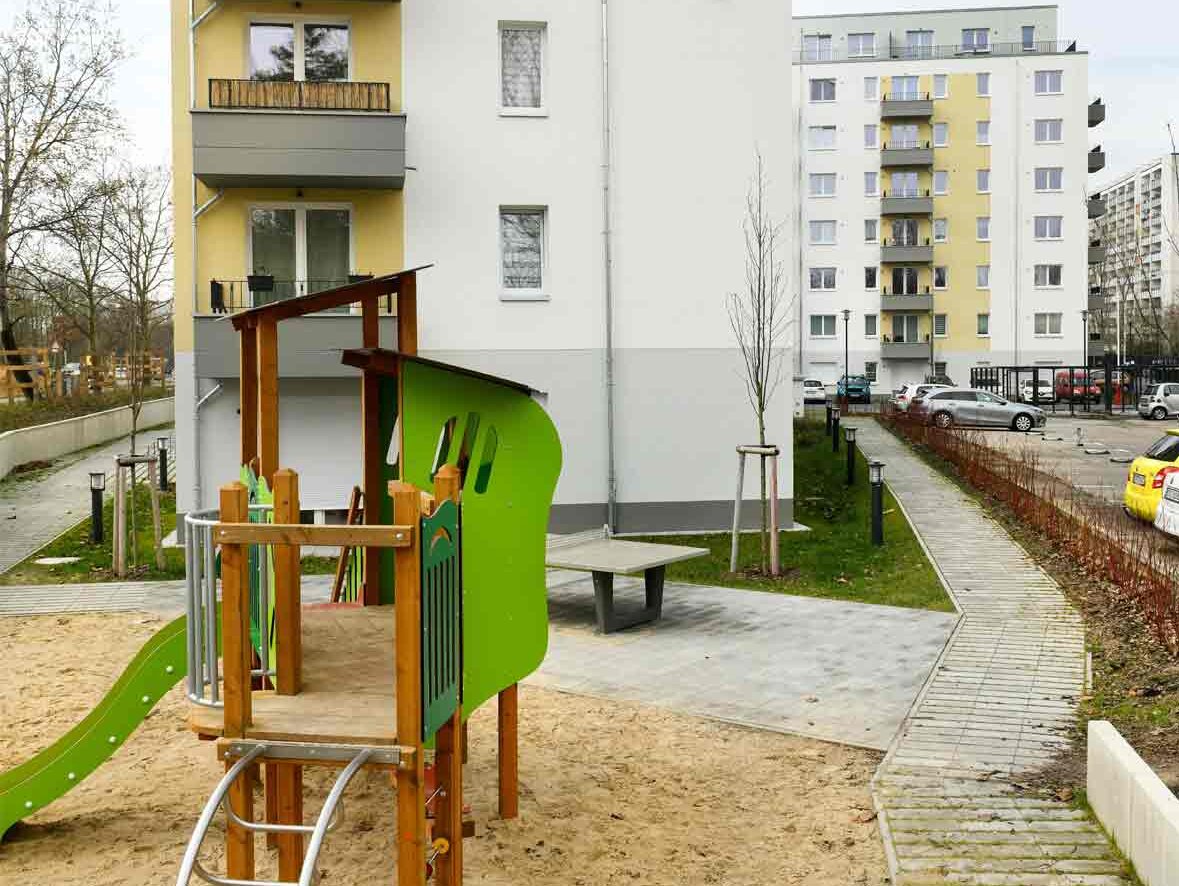 Außenansicht degewo-Neubau Schützenstraße 11 A bis C mit Spielplatz im Vordergrund.