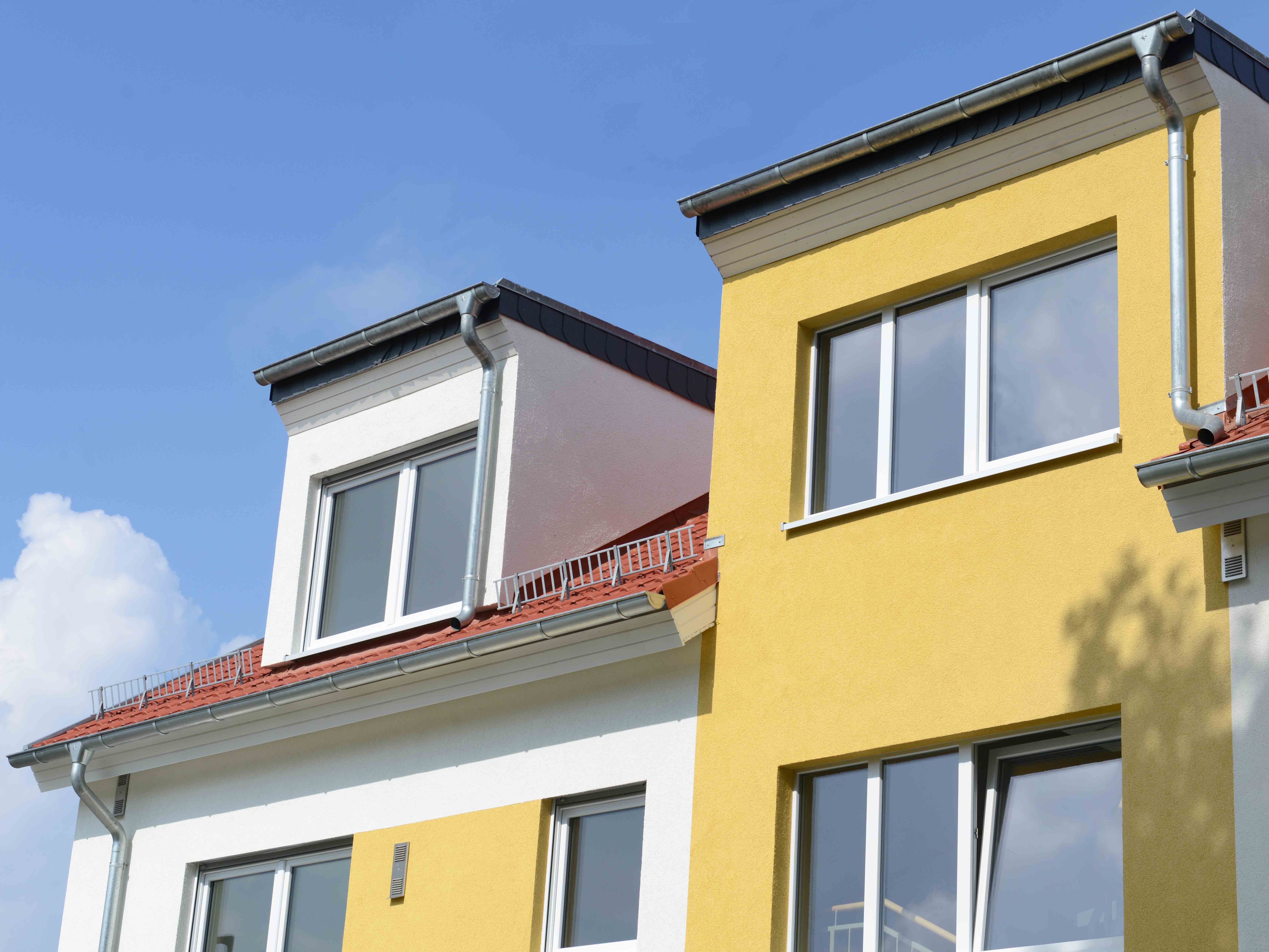 Außenansicht degewo-Neubau Ewaldstrasse 96 A bis 98 B: Fassade mit Gauben.