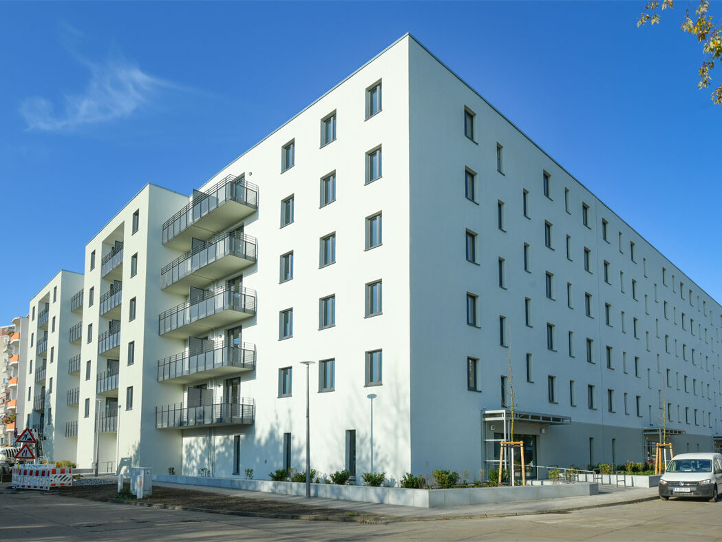 Außenansicht Straßenecke degewo-Neubau Mahlower Straße 2 bis 4 A.