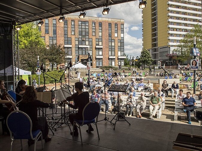 Blick von der Bühne in den Zuschauerraum mit Liegestühlen