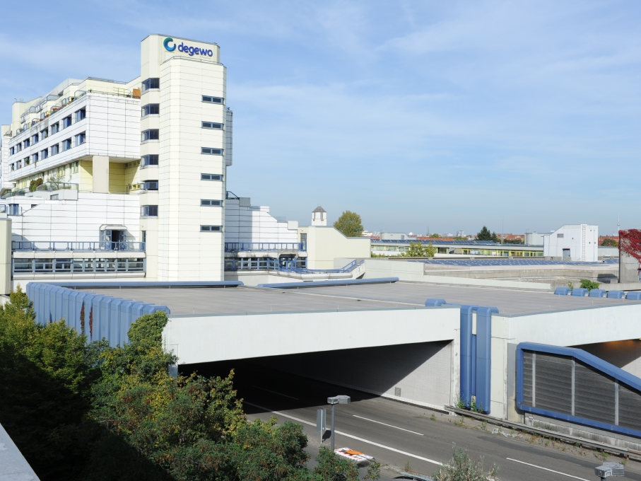 Blick auf die Autobahn und das Gebäude, das darüber gebaut wurde