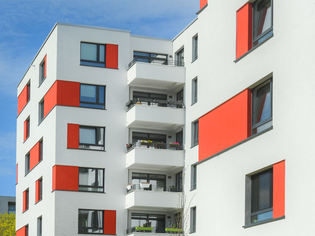 Außenansicht degewo-Neubau An der Wuhlheide 112 bis 116: Fassade mit Balkonen.