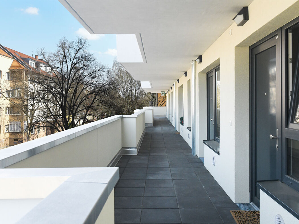 Außenansicht degewo-Neubau Steglitzer Damm 60: Blick auf Terrasse.