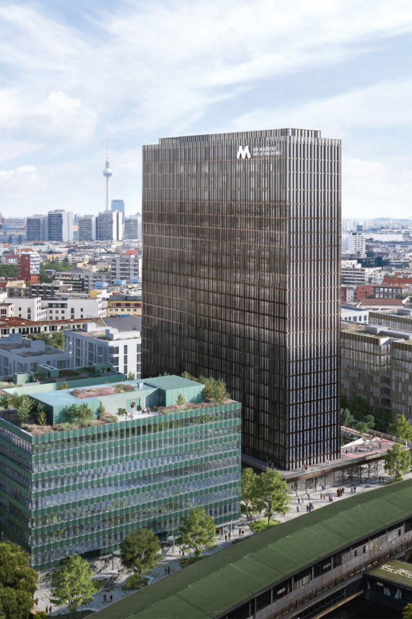 Eine Computersimulation zeigt das neue Quartier „Die Macherei Berlin-Kreuzberg“, in der Mitte der ehemalige Postbank-Turm mit neuer Fassade, links und rechts insgesamt drei Neubauten des Kölner Unternehmens Art-Invest Real Estate. Dahinter stehen sechs Wohngebäude von degewo mit weißen Fassaden.