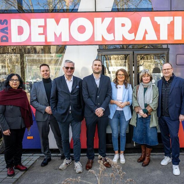 v.l.n.r. Seyran Ateş, Initiatorin des Demokratie-Mobils; Stefan Bley, Bezirksstadtrat für Bildung in Berlin Marzahn-Hellersdorf; Christoph Beck, Vorstandsmitglied degewo; Vertreter der Marcana-Schule; Christina Henke, Staatssekretärn für Bildung des Landes Berlin; Vertreterin der Marcana-Schule; Pascal Atzert, Vorstandsmitglied degewo