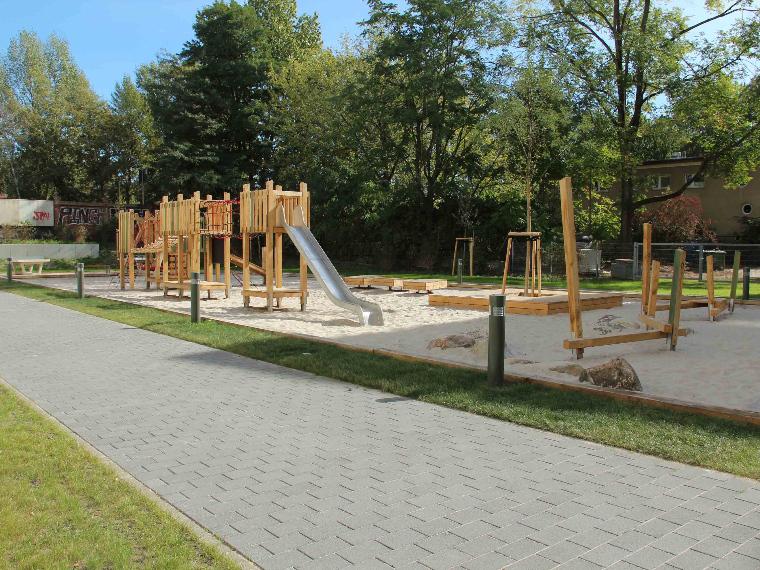 Außenansicht degewo-Neubau Graunstraße Gleimstraße: Hofseite mit Außenansicht degewo-Neubauch Graunstraße Gleimstraße: Hofseite mit Spielplatz sowie Wegen und Rasenflächen im Vordergrund.Wegen und Rasenflächen im Vordergrund.