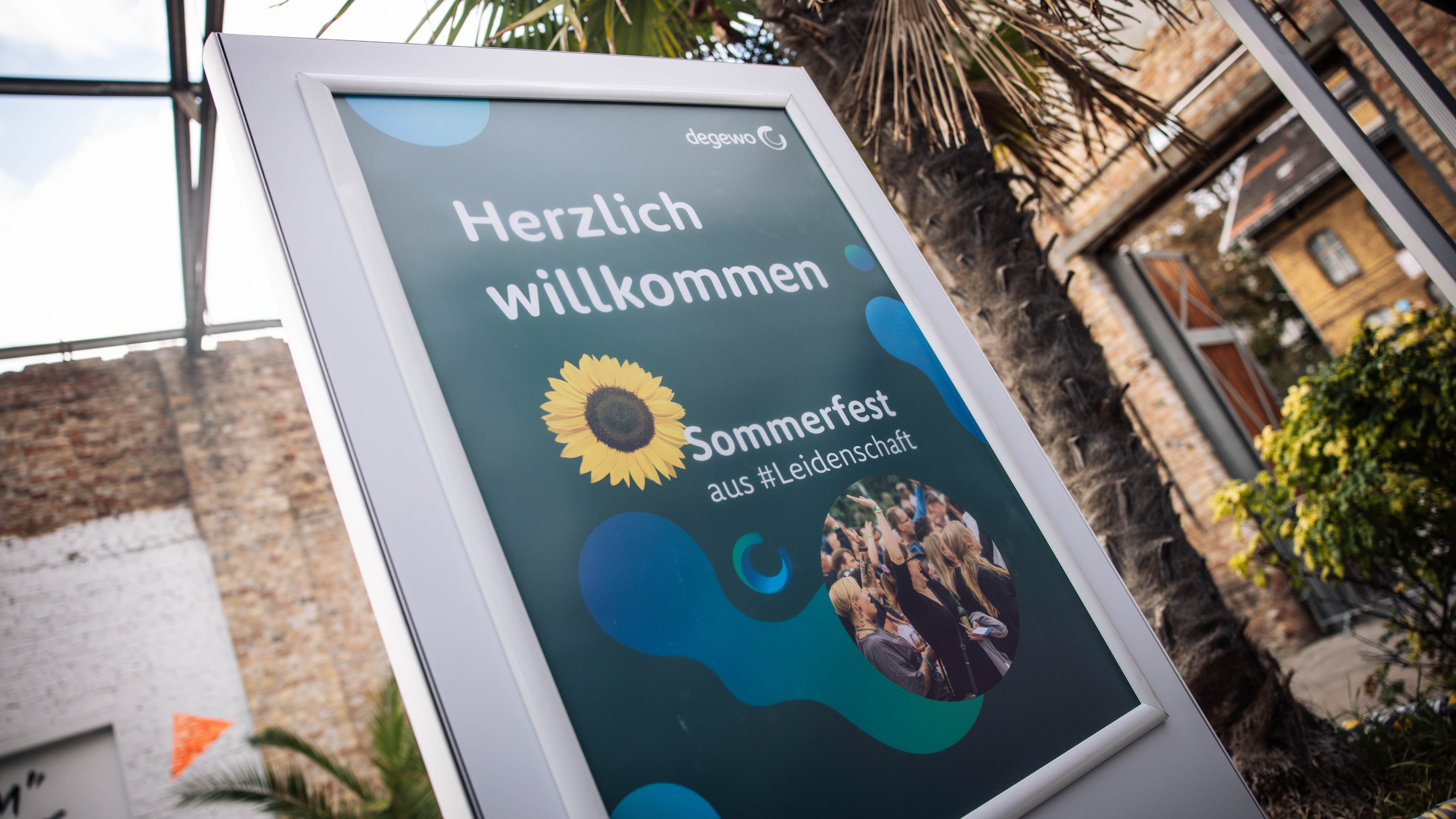 Aufsteller mit der Aufschrift "Herzlich willkommen. Sommerfest aus #Leidenschaft".