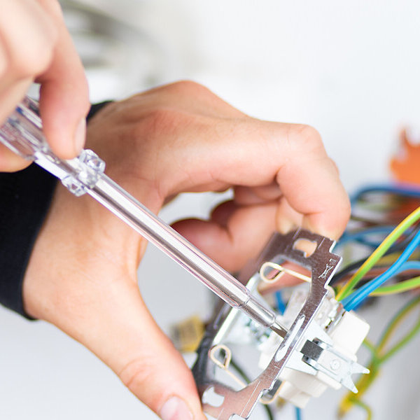 Hände eines Elektronikers bei der Arbeit